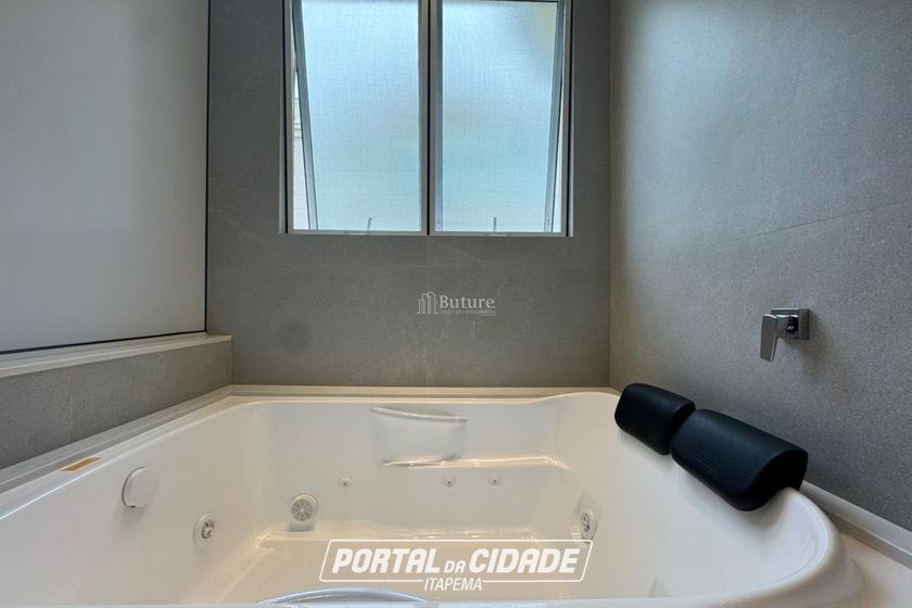 Apartamento &agrave; venda - 142m&sup2; - Meia Praia