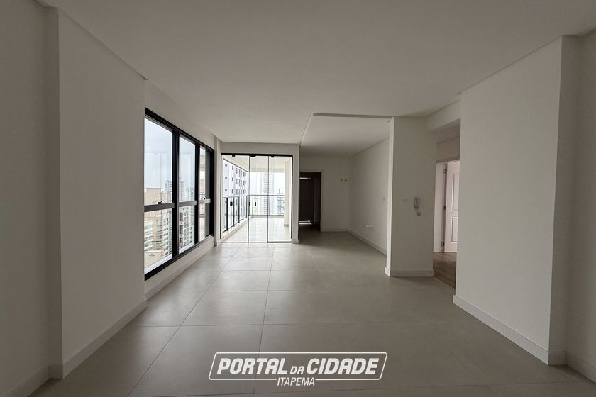 Apartamento &agrave; venda - 136m&sup2; - Meia Praia