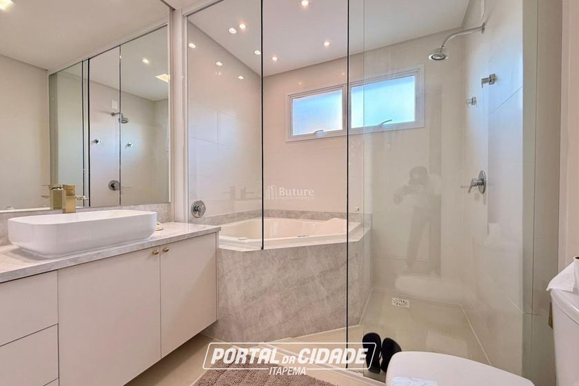 Apartamento &agrave; venda - 180m&sup2; - Meia Praia