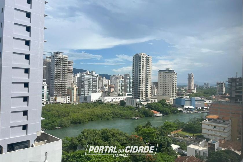 Apartamento &agrave; venda - 132m&sup2; - Meia Praia