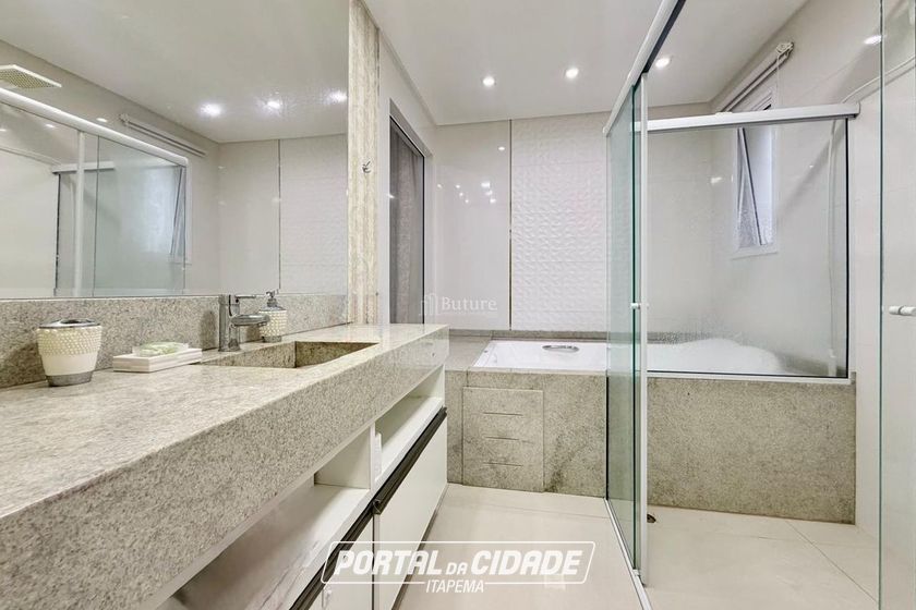 Apartamento &agrave; venda - 170m&sup2; - Meia Praia