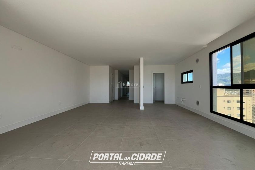 Apartamento &agrave; venda - 137m&sup2; - Meia Praia
