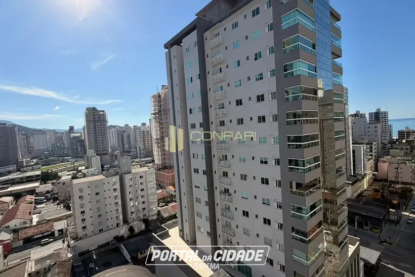 Apartamento &agrave; venda - 103m&sup2; - Meia Praia