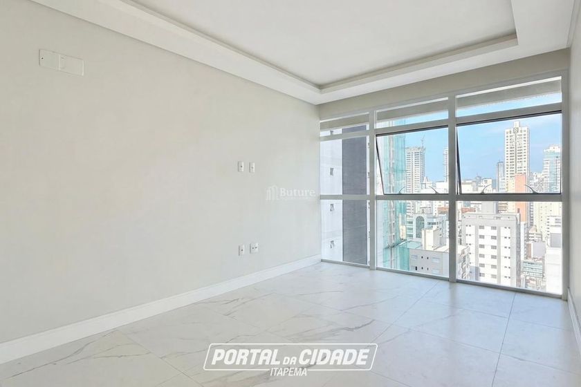 Apartamento &agrave; venda - 132m&sup2; - Meia Praia