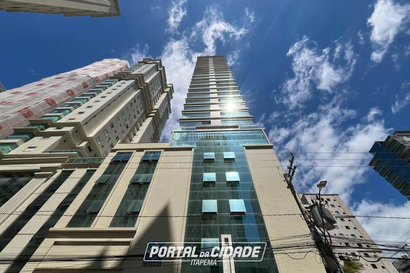 Apartamento &agrave; venda - 137m&sup2; - Meia Praia