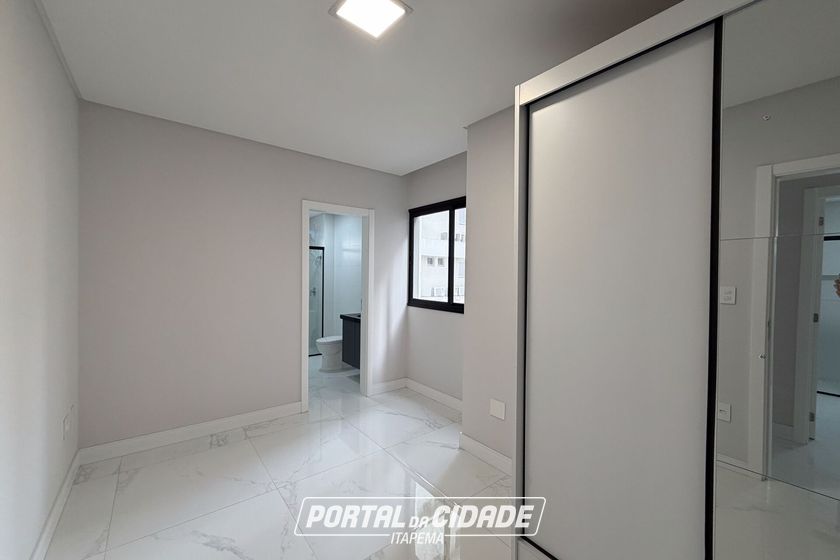 Apartamento &agrave; venda - 102m&sup2; - Meia Praia