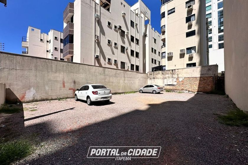 Terreno &agrave; venda - 252m&sup2; - Meia Praia