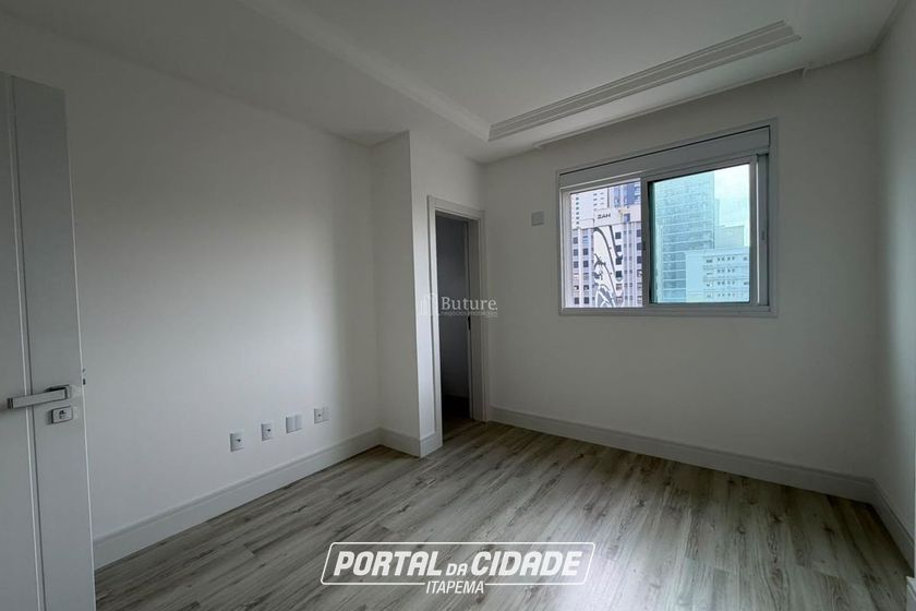 Apartamento &agrave; venda - 125m&sup2; - Meia Praia