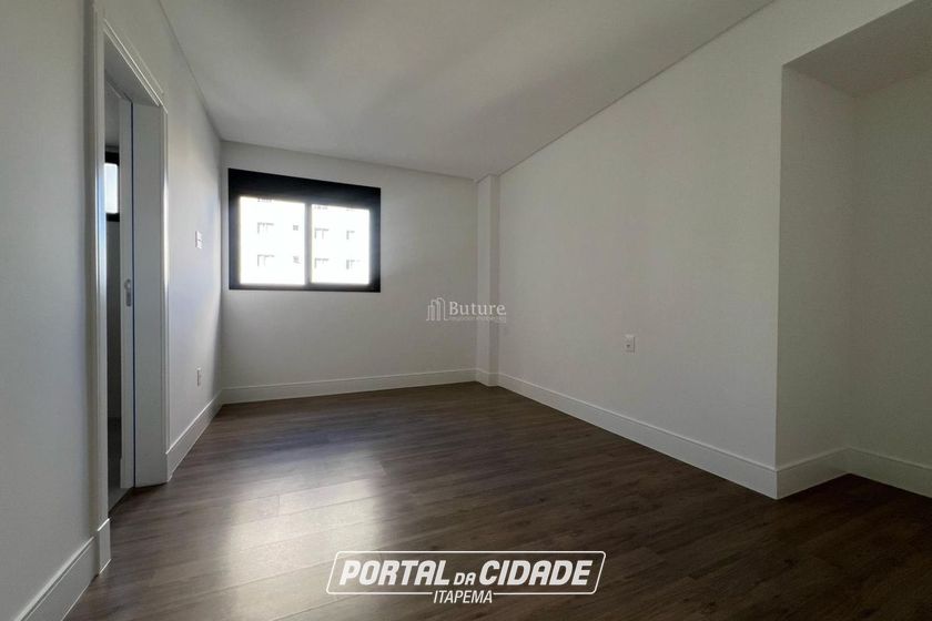 Apartamento &agrave; venda - 132m&sup2; - Meia Praia