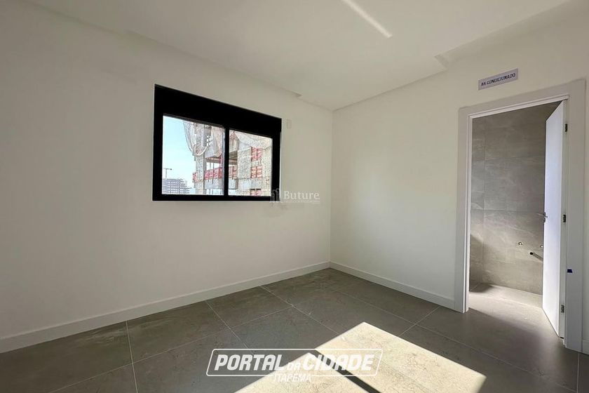 Apartamento &agrave; venda - 130m&sup2; - Meia Praia