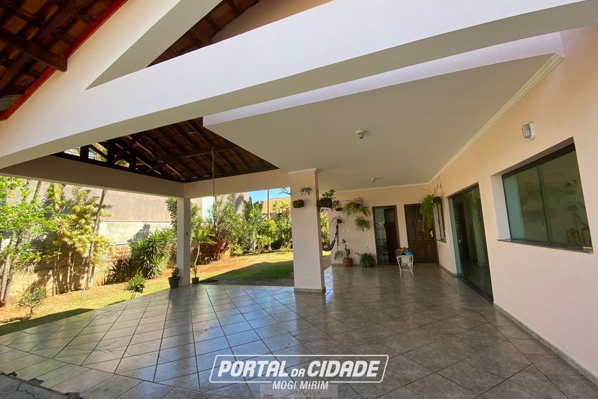 Casa &agrave; venda - 325m&sup2; - Centro