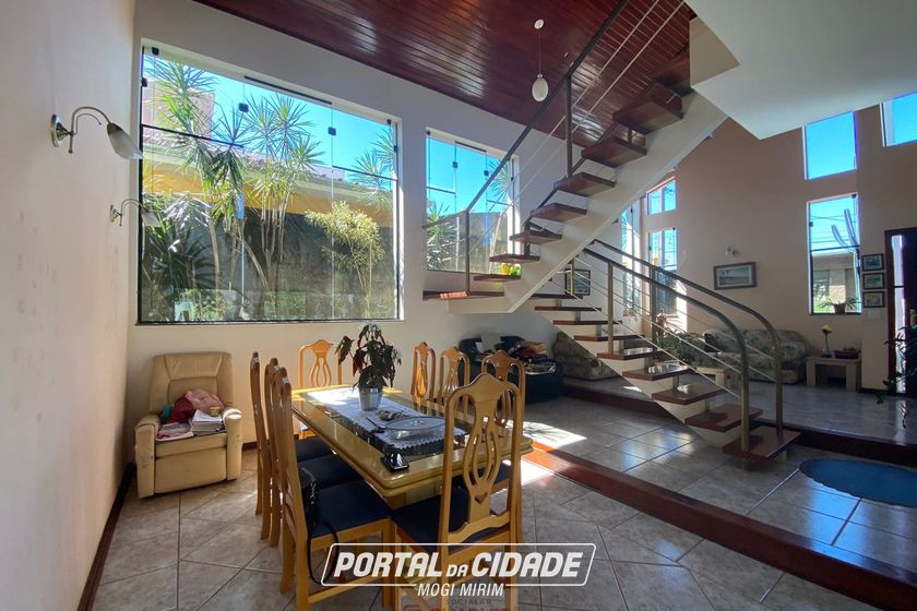 Casa &agrave; venda - 325m&sup2; - Centro