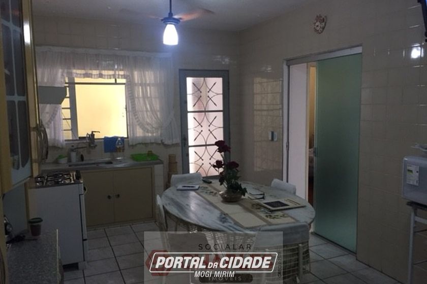Casa &agrave; venda - 100m&sup2; - Centro