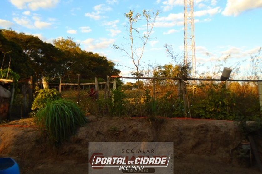 S&iacute;tio &agrave; venda - 150m&sup2; - Centro