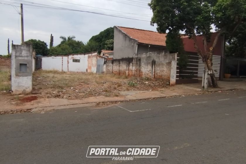 Terreno &agrave; venda - 300m&sup2; - Centro
