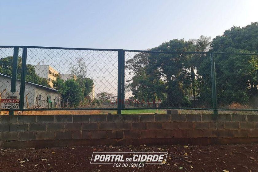 Terreno &agrave; venda - 1800m&sup2; - Centro