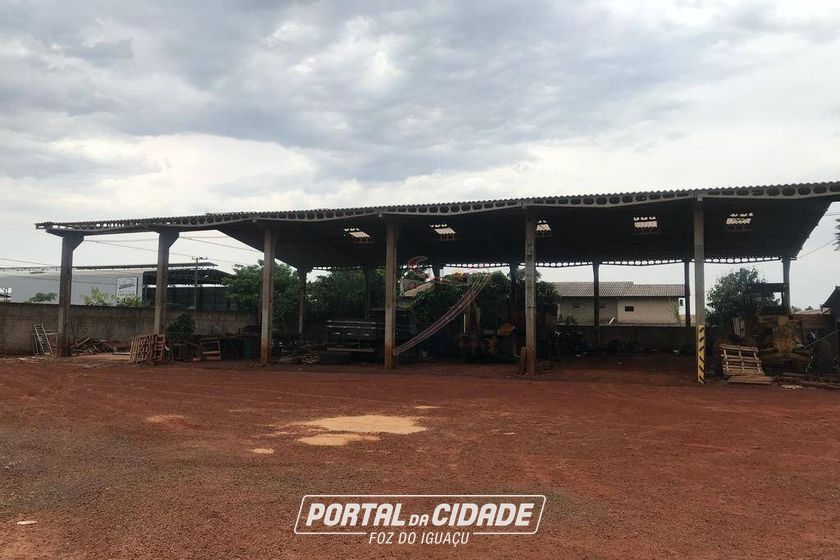 Sal&atilde;o Comercial para alugar - 890m&sup2; - Distrito Industrial