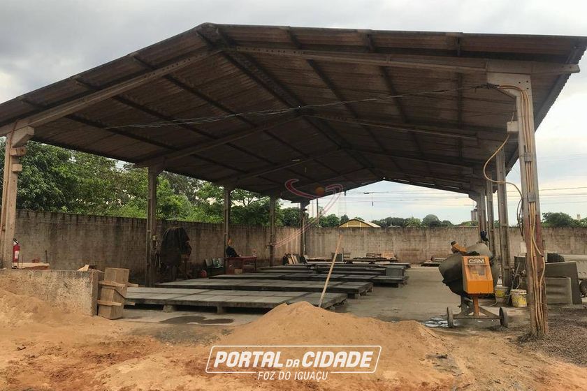 Sal&atilde;o Comercial para alugar - 890m&sup2; - Distrito Industrial