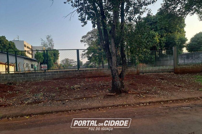 Terreno &agrave; venda - 1800m&sup2; - Centro