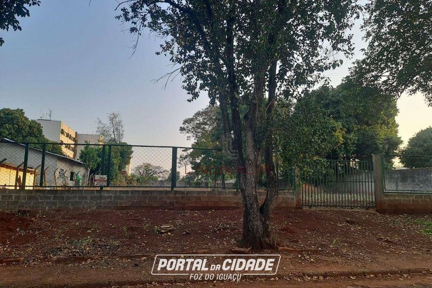 Terreno &agrave; venda - 1800m&sup2; - Centro