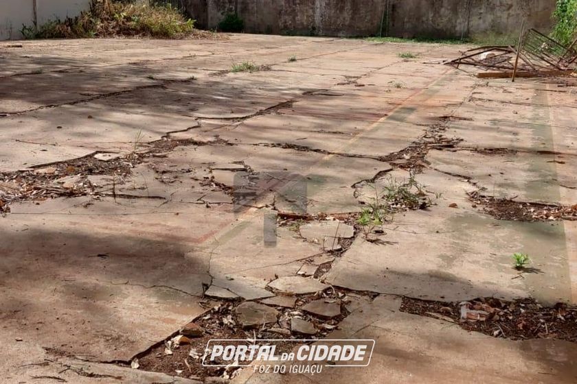 Terreno &agrave; venda - 911m&sup2; - Bourbon
