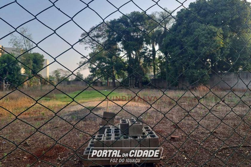 Terreno &agrave; venda - 1800m&sup2; - Centro
