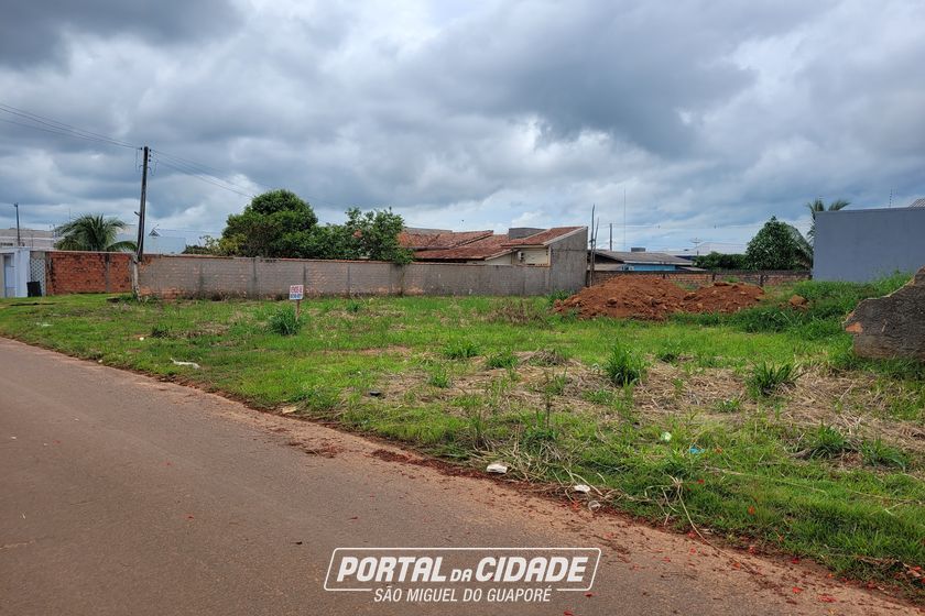 Terreno &agrave; venda - 300m&sup2; - Centro