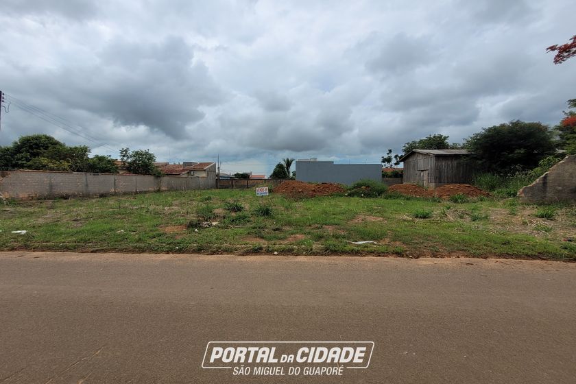 Terreno &agrave; venda - 300m&sup2; - Centro