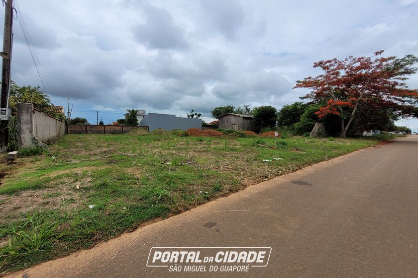 Terreno &agrave; venda - 300m&sup2; - Centro