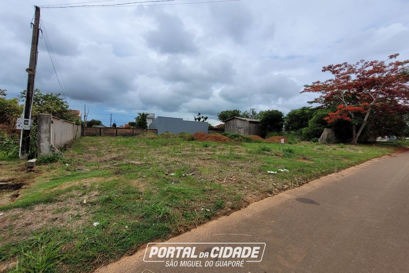Terreno &agrave; venda - 300m&sup2; - Centro