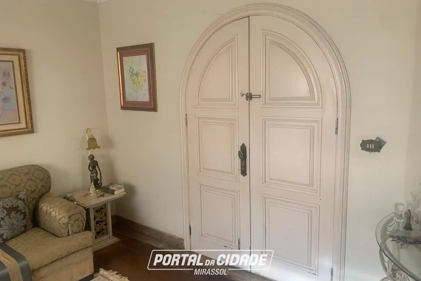 Sobrado &agrave; venda - 990m&sup2; - Centro