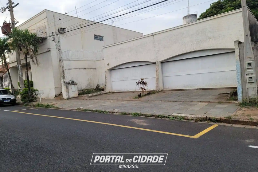 Sobrado &agrave; venda - 990m&sup2; - Centro
