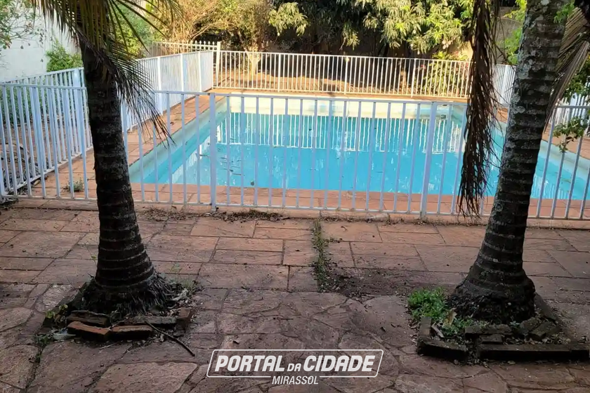 Sobrado &agrave; venda - 990m&sup2; - Centro