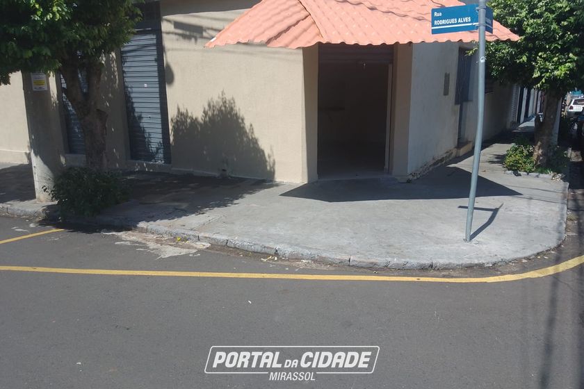 Sal&atilde;o Comercial para alugar - 35m&sup2; - Centro