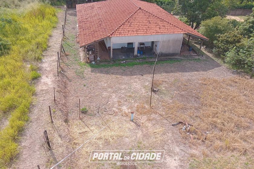 Ch&aacute;cara &agrave; venda - 98m&sup2; - Centro