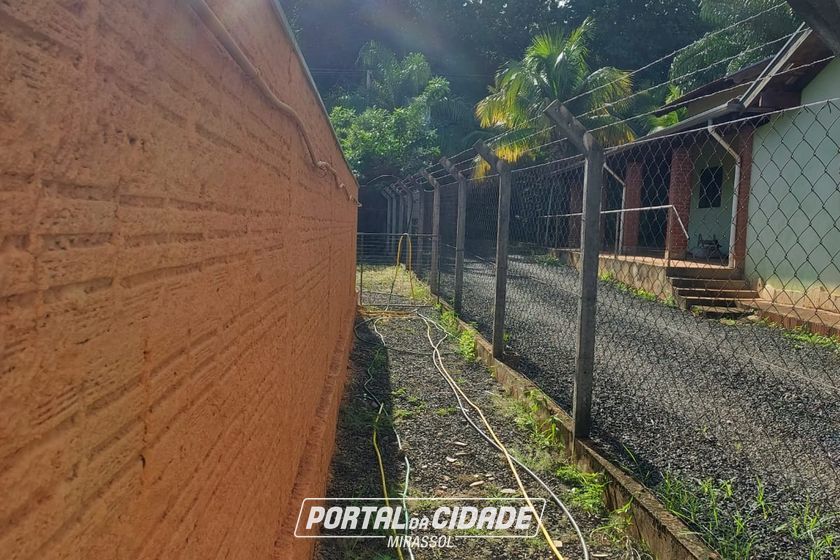 Ch&aacute;cara &agrave; venda - 600m&sup2; - Corrego do lim&atilde;o 