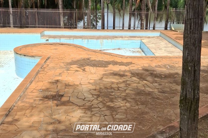 S&iacute;tio &agrave; venda - 200m&sup2; - Centro