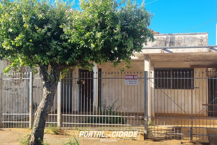 Casa &agrave; venda - 200m&sup2; - Centro