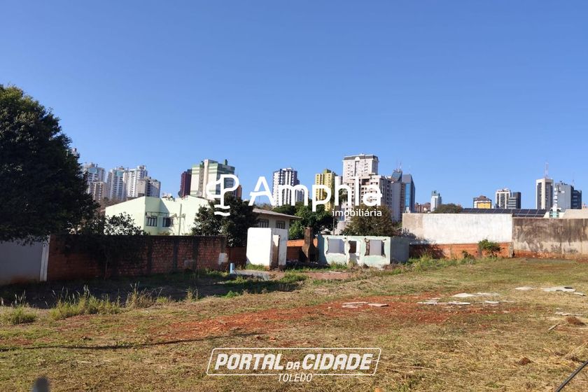 Terreno &agrave; venda - 660m&sup2; - Centro