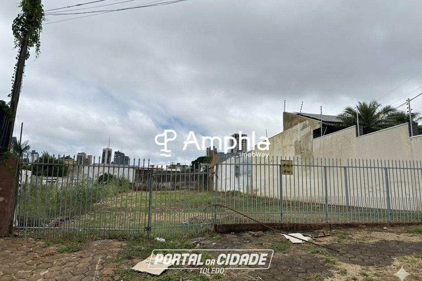 Terreno &agrave; venda - 660m&sup2; - Centro