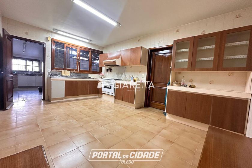 Casa &agrave; venda - 300m&sup2; - CENTRO