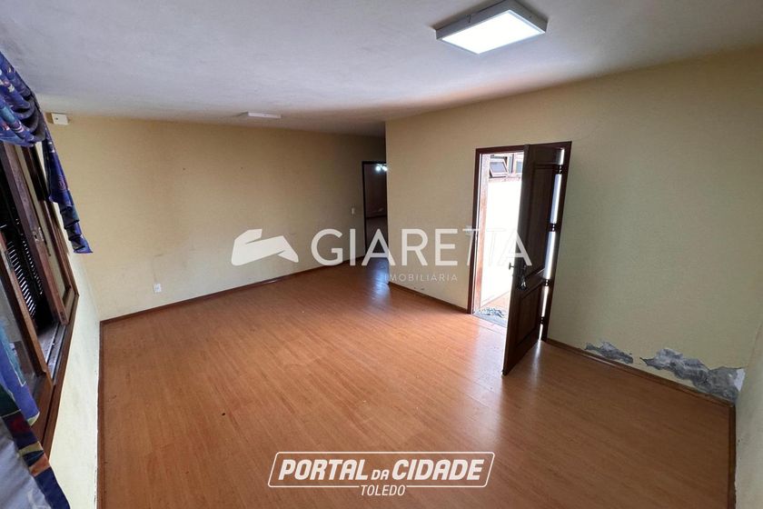 Casa &agrave; venda - 300m&sup2; - CENTRO