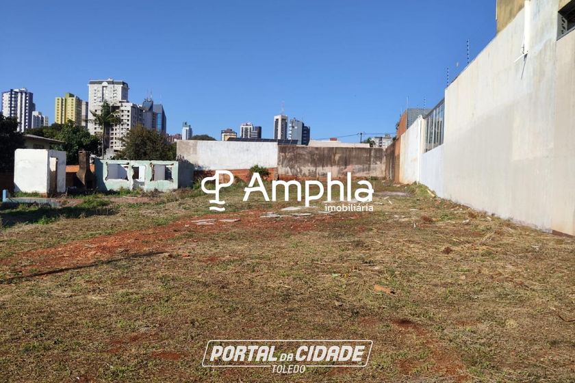 Terreno &agrave; venda - 660m&sup2; - Centro