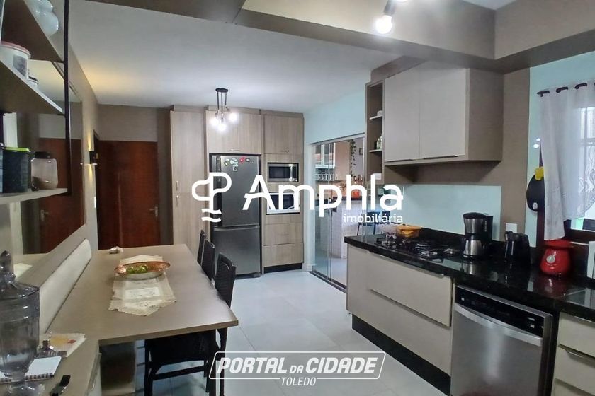 Sobrado &agrave; venda - 250m&sup2; - Recanto Tropical