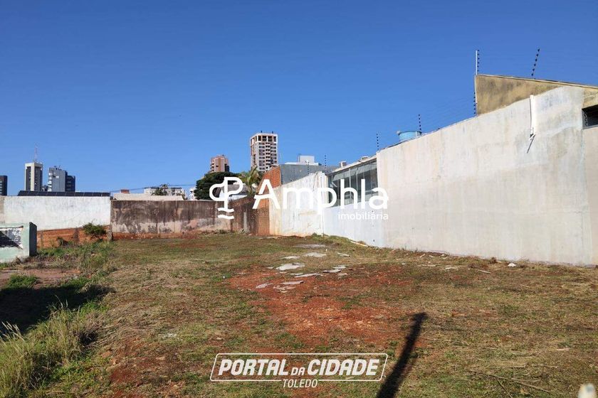 Terreno &agrave; venda - 660m&sup2; - Centro