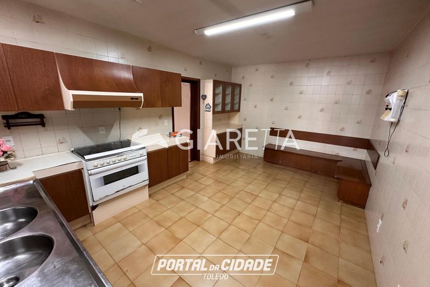 Casa &agrave; venda - 300m&sup2; - CENTRO