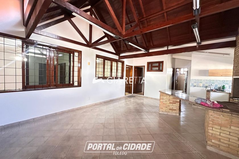Casa &agrave; venda - 300m&sup2; - CENTRO