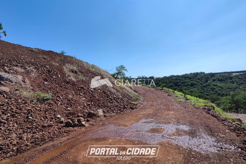 Ch&aacute;cara &agrave; venda - 20000m&sup2; - QUATRO PONTES