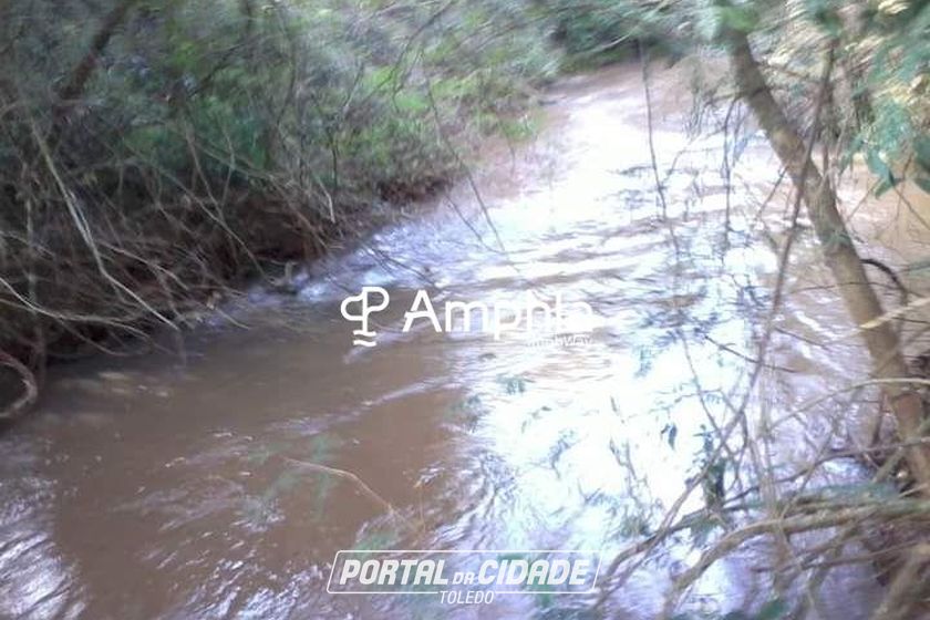 Terreno &agrave; venda - 90m&sup2; - Centro