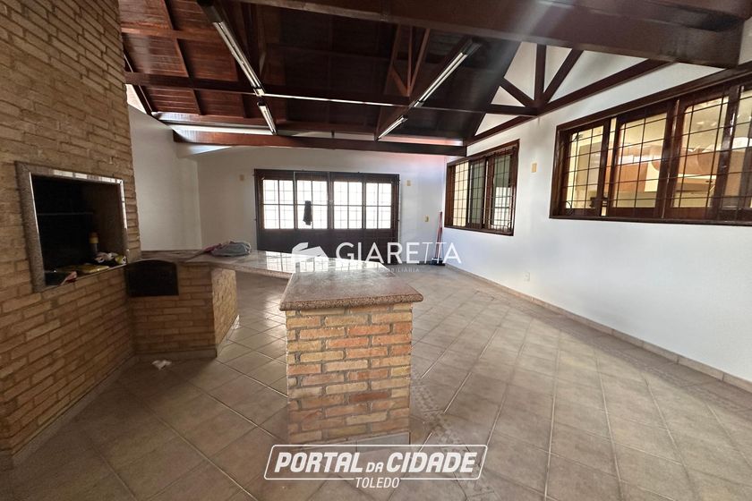 Casa &agrave; venda - 300m&sup2; - CENTRO